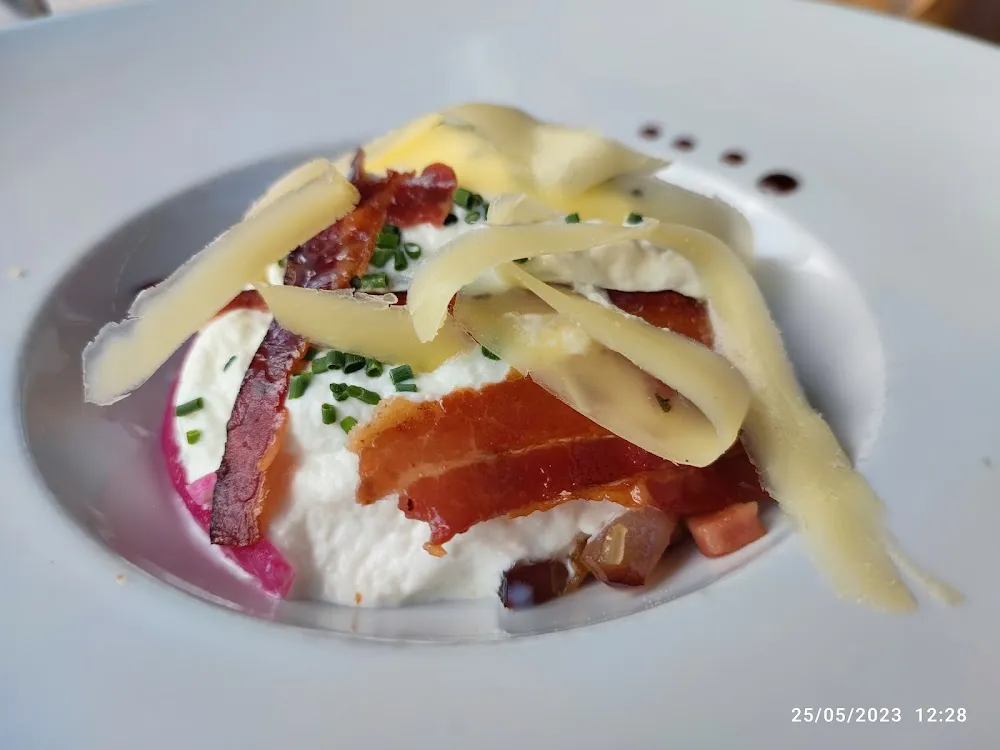 Œuf Parfait Épinards Lard Grillé Et Crème d'Ail